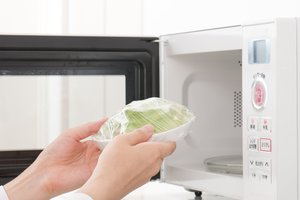 9 dalykai, kurių jokiu būdu negalima šildyti mikrobangų krosnelėje