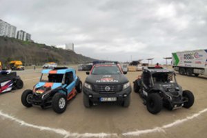 Pirmosios lietuvių dienos Peru: automobilių testai ir vakarienė kopose