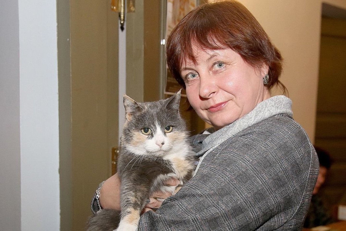 Kėdainių daugiakultūrio centro vadovė Audronė Pečiulytė su pačiu jaukiausiu, minkščiausiu ir garsiausiai murkiančiu įstaigos „eksponatu“ – kate Pilke.