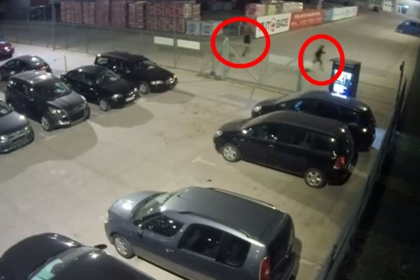 Atpažinti įtariamuosius bus sunku, tačiau policija siūlo pabandyti.