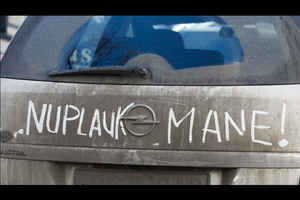 Specialistą šiurpina įprotis rašinėti ant purvinų automobilių: gal iškart pasiimkite vinį?