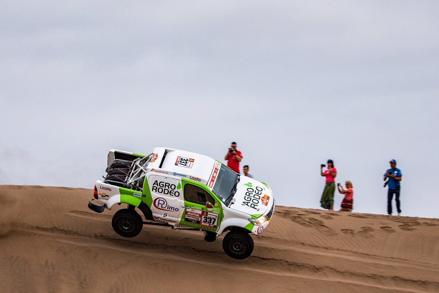 Vaidotas Žala jau išmėgino „Toyota Hilux“ visureigį Peru smėlynuose. <br> Vytauto Dranginio nuotr.