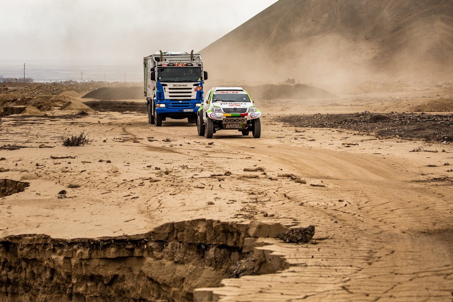 Vaidotas Žala jau išmėgino „Toyota Hilux“ visureigį Peru smėlynuose. <br> Vytauto Dranginio nuotr.