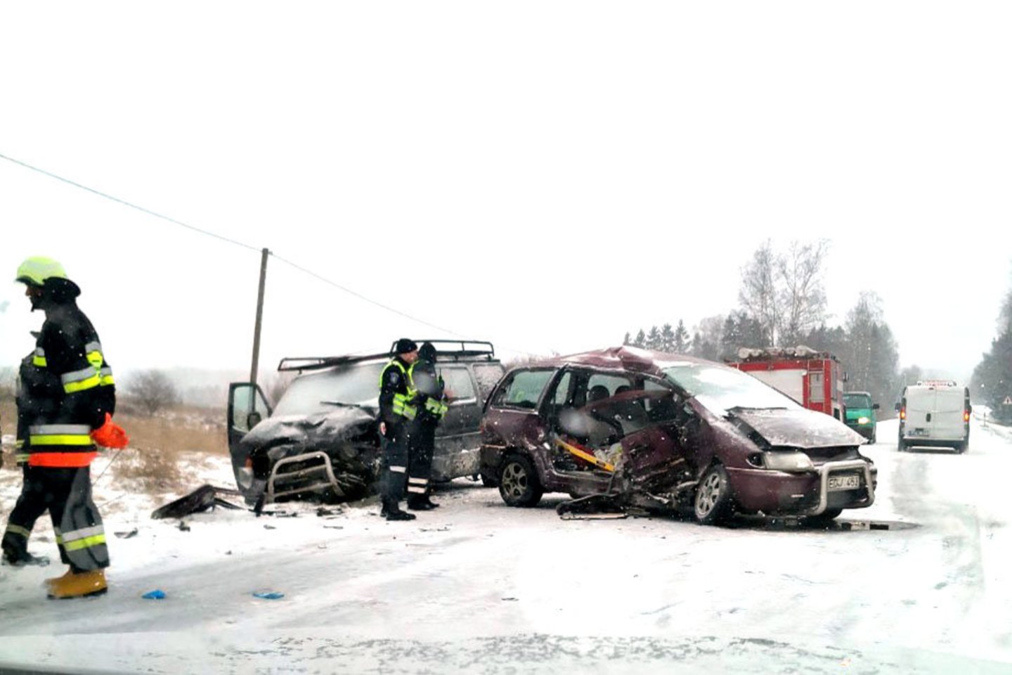 Susidūrus mikroautobusui „Ford Transit“ ir vienatūriui „Ford Galaxy“ buvo sužaloti trys žmonės. Vienas sužalotasis – penkiolikmetis automobilio „Ford Galaxy“ keleivis – į ligoninę nuvežtas be sąmonės.