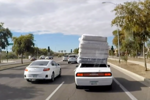 Negalėjo patikėti išvydę, ką vairuotojas veža ant stogo: paaiškinimas buvo dar keistesnis