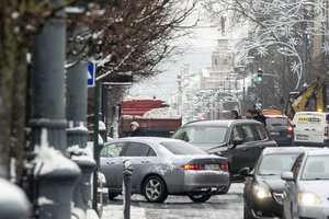 Kelininkai: šalies kelių dangos šlapios, padengtos sniegu, slidžios