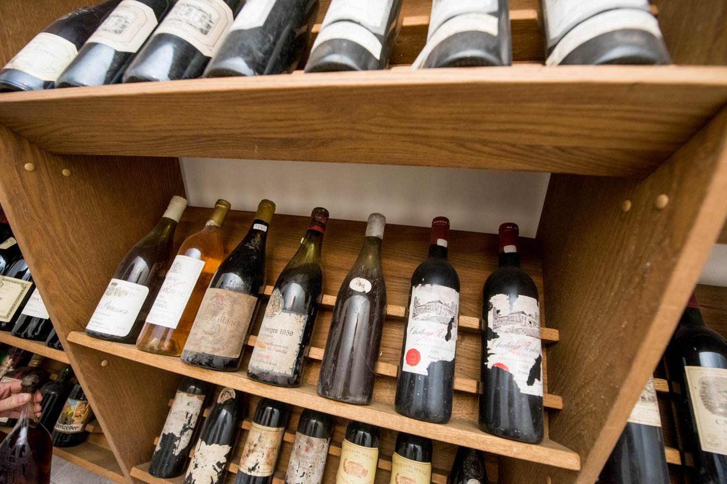 Nusikaltėliai neėmė stiprių gėrimų, bet pagrovė kolekcinio vyno.<br>D.Umbraso nuotr.