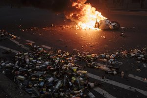 „Geltonosios liemenės“ grįžo su nauja jėga: šturmavo ministerijos pastatą