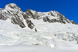 Šiaurinėje Alpių dalyje tebėra didelė lavinų rizika, vienas žmogus jau žuvo