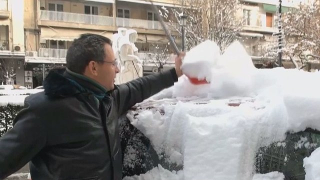 Balkanų šalių gyvenimas sutrikdytas: viską aplinkui užklojo sniegas