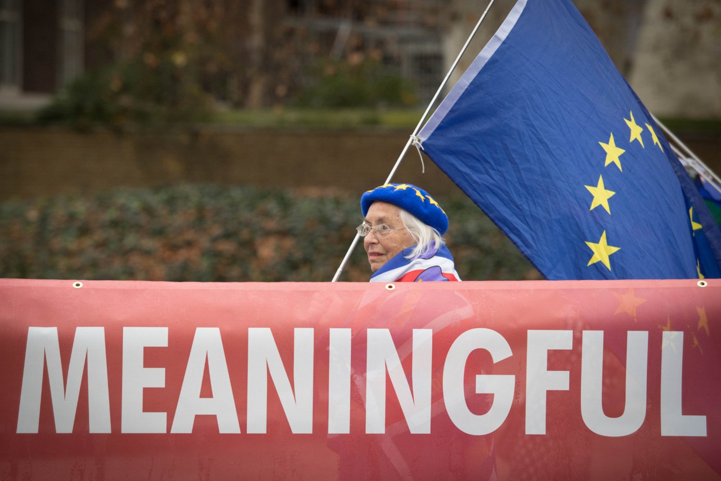 „Brexit“ palaikantys Th. May Konservatorių partijos parlamentarai tebemaištauja, o opozicijoje esančių leiboristų lyderiai kalba apie naujus rinkimus.