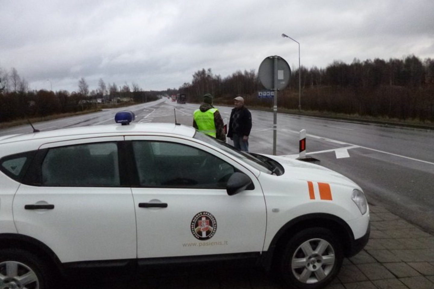 Teisės vairuoti neturintis latvis apsirūpino suklastotu čekišku dokumentu.