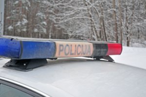 Policija kol kas negali pasakyti, nuo ko tarnybiniame automobilyje mirė moteris