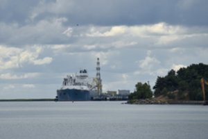  SGD paskirstymo stotį aptarnausiantis laivas pradedą pirmąją krovos operaciją Klaipėdoje