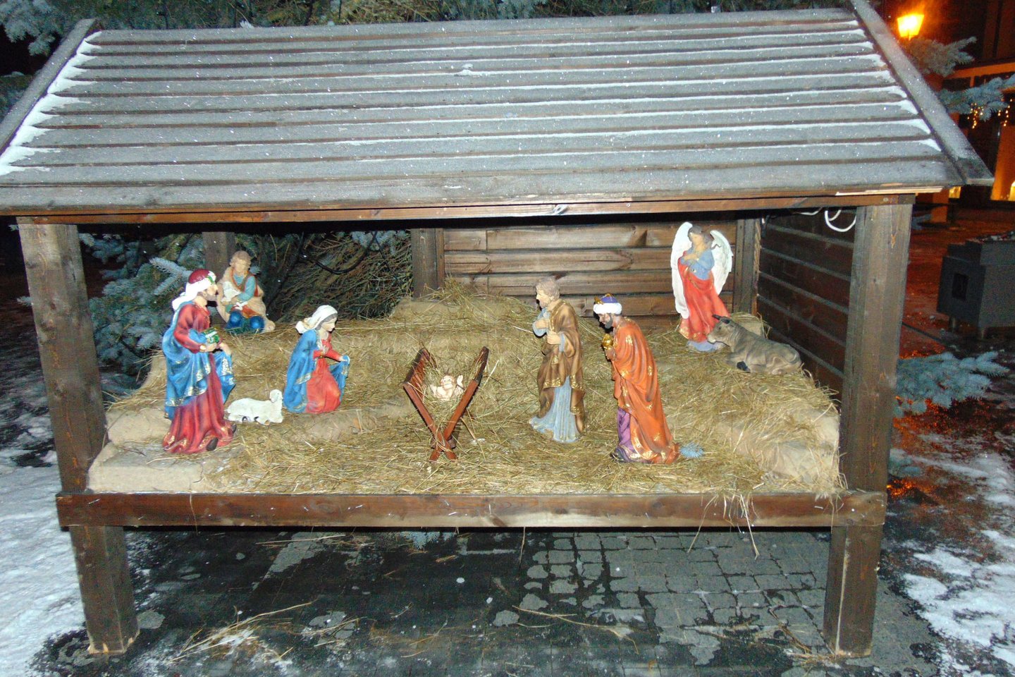 Niekadėjų nuniokotą prakartėlę vėl sutvarkė parapijiečiai.