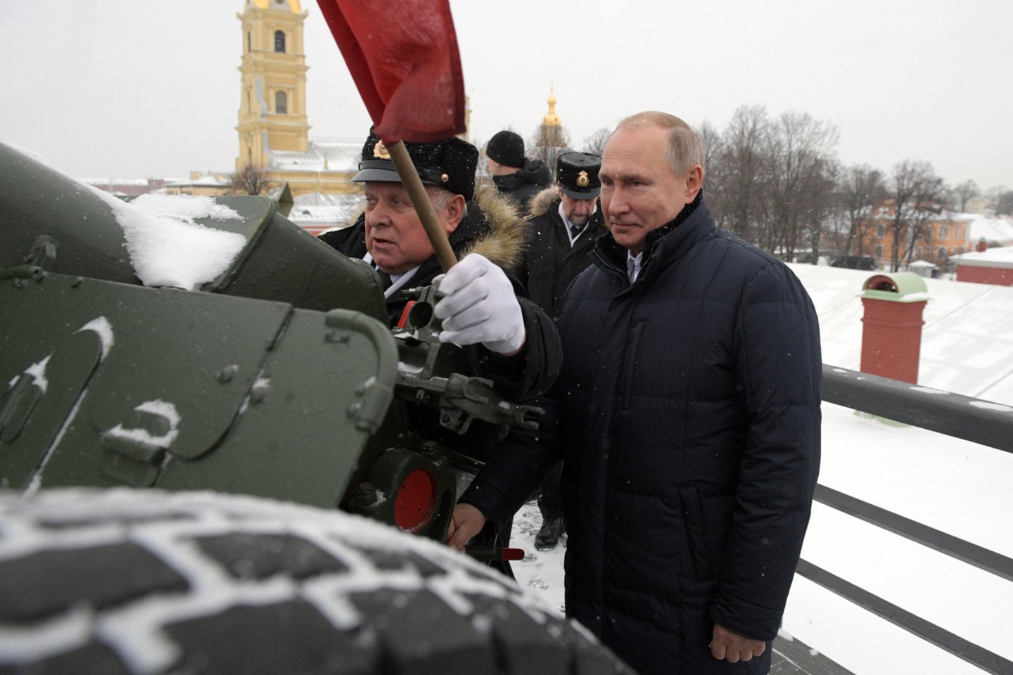 Per viešnagę savo gimtajame Sankt Peterburge V.Putinas aplankė Petropavlovsko tvirtovę ant Nevos upės kranto.
