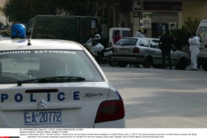 Graikų anarchistų grupė ištepliojo dažais JAV ambasadą Atėnuose; suimti du įtariamieji