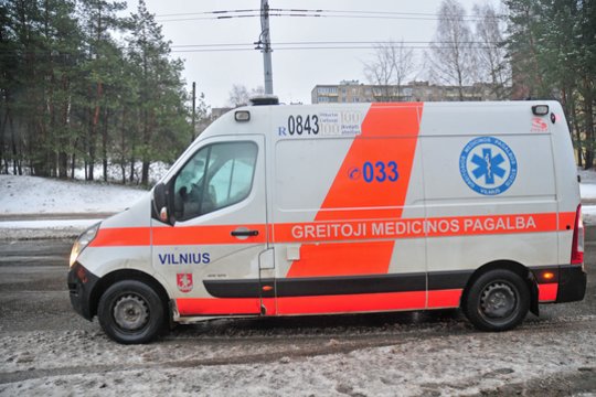 Sunkų ligonį slaugančiai moteriai nesuprantami greitosios medikų klausimai