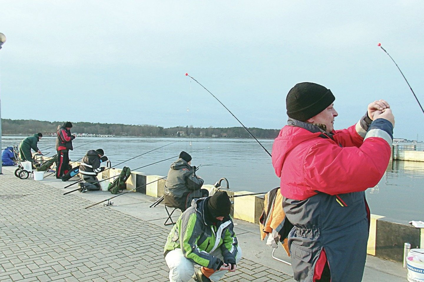Nors stintos kimba menkai, žvejų Danės krantinėse netrūksta. Jie į Klaipėdą atvyksta iš tolimiausių šalies miestų.<br>A.Pilaitienės nuotr.