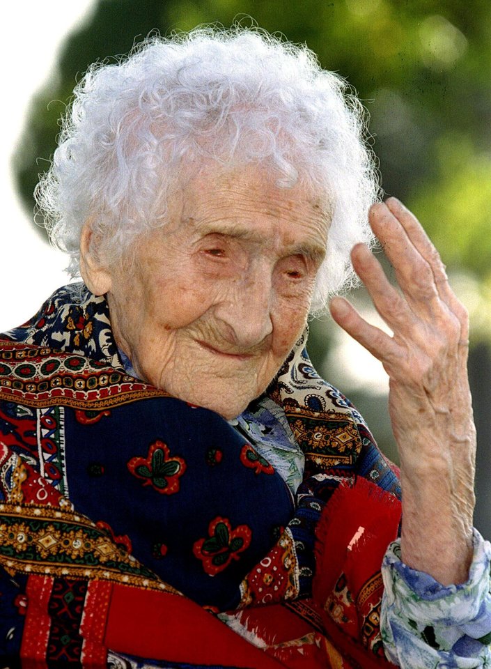 Ilgiausiai gyvenusi moteris Jeanne Calment, nufotografuota senelių namuose Arlyje, pietų Prancūzijoje, kai jai buvo 120 metų.<br>REUTERS/Jean-Paul Pelissier nuotr.
