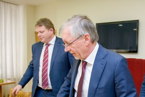 Dviejų ministrų portfelių dalybose šmėžuoja intrigos