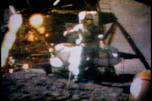 Kas nutiktų, jei Mėnulyje vienu metu numestume kūjį ir plunksną? NASA tai išbandė