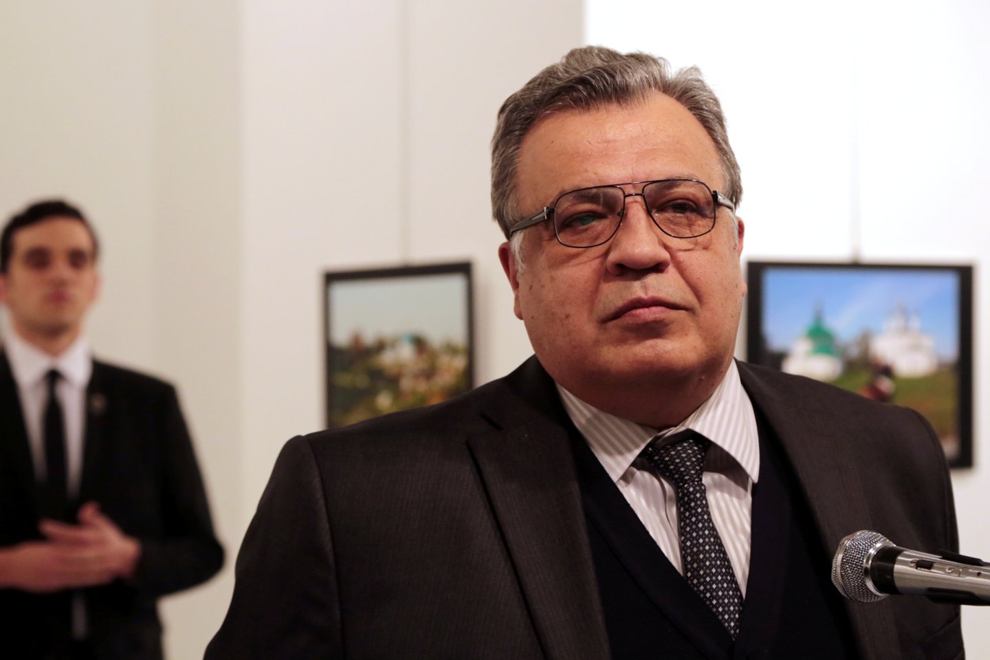 Turkijos teismas, nagrinėjantis dvejų metų senumo Rusijos ambasadoriaus nužudymo bylą, antradienį pradeda teisti 28 įtariamuosius, įskaitant vieną JAV gyvenantį musulmonų dvasininką, kurį Ankara laiko 2016-ųjų nesėkmingo perversmo sumanytoju.<br> Reuters/Scanpix nuotr.