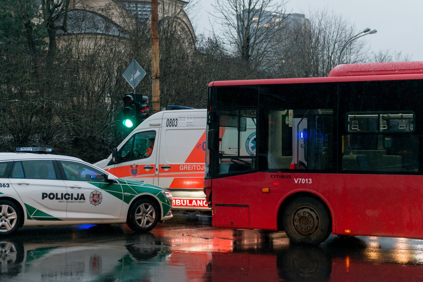 Į avariją pateko greitosios pagalbos automobilis.