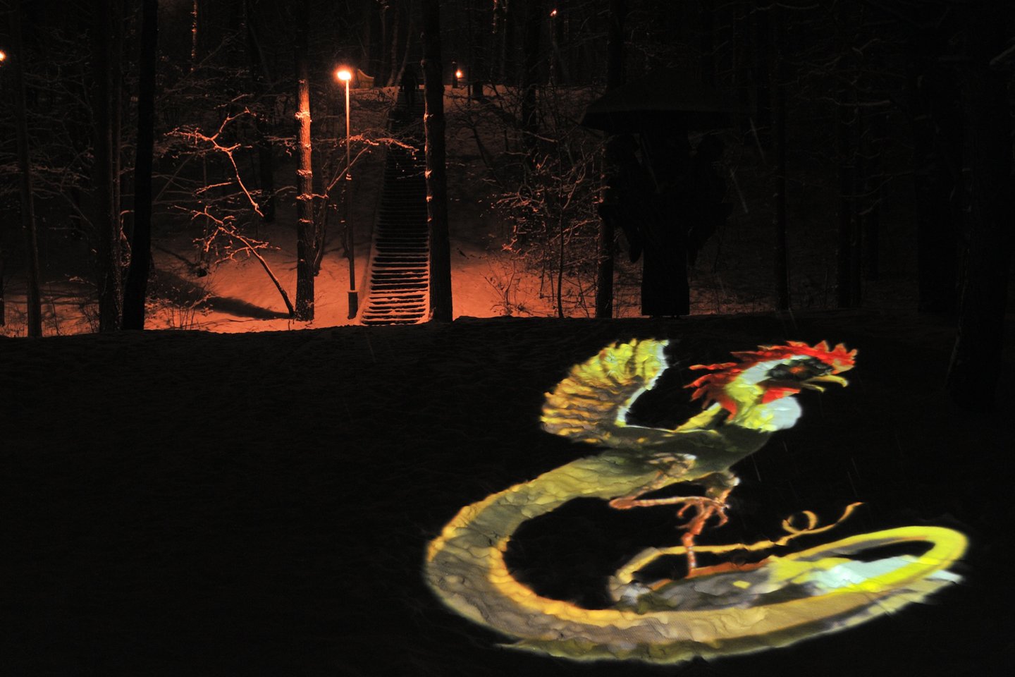 Karoliniškių ir Lazdynų sankirtoje įsikūrusiame Pasakų parke kasvakar atgimsta 10 šviečiančių Vilniaus legendų.<br>Organizatorių nuotr.