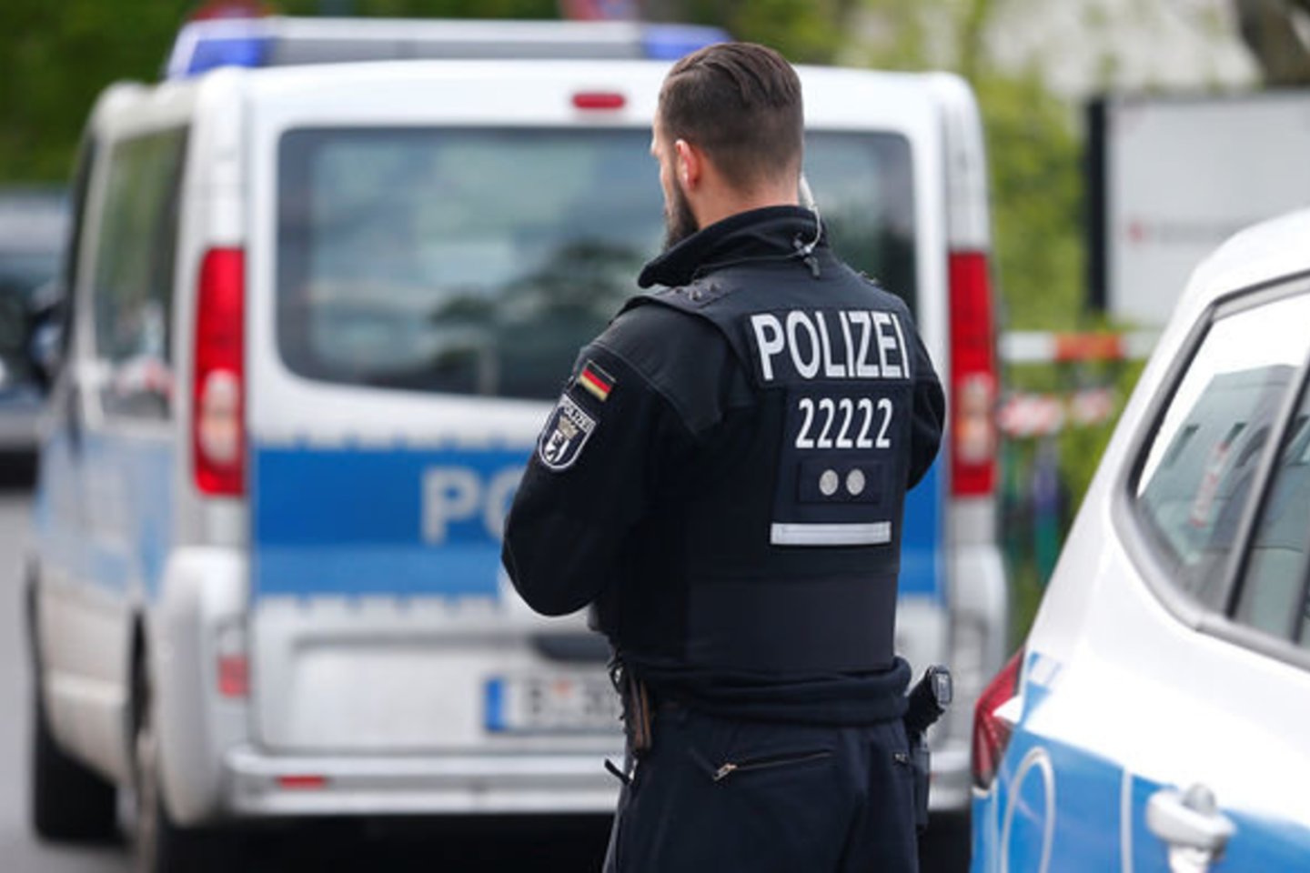  Vokietijos policija, nagrinėjanti galimos kibernetinės atakos incidentą, kai internete buvo paviešinta šimtų politikų, įskaitant kanclerę Angelą Merkel, asmeninės informacijos, antradienį pranešė suėmusi vieną 20-metį įtariamąjį.<br>Reuters nuotr.