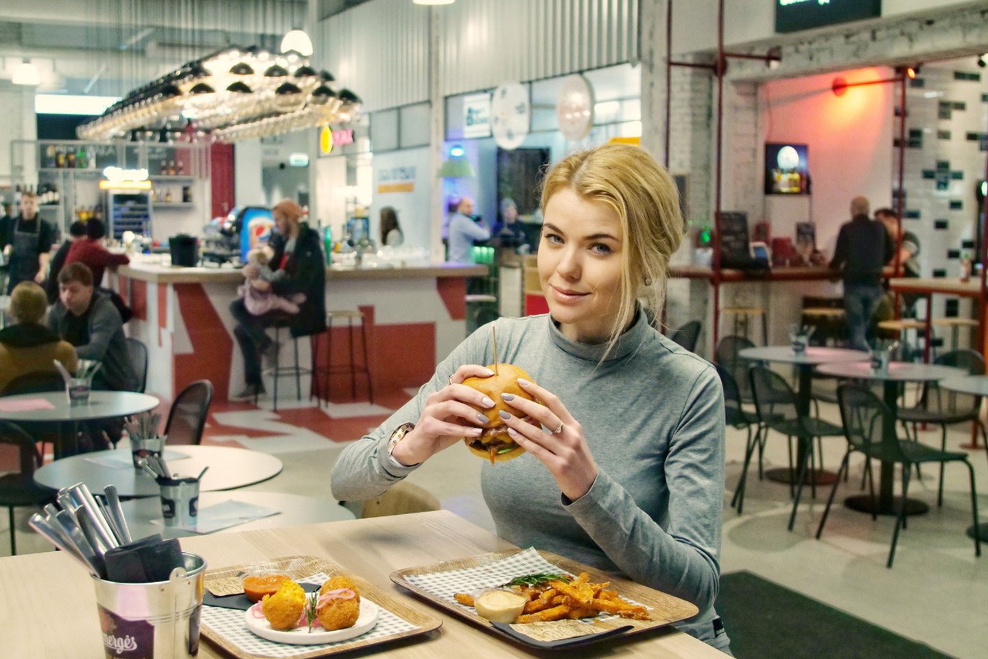 Straipsnio autorė Julija Kačanova „Burger Kiosk“ ragavo jautienos mėsainį su šoninės džemu.<br> Nuotr. iš where2eat.lt