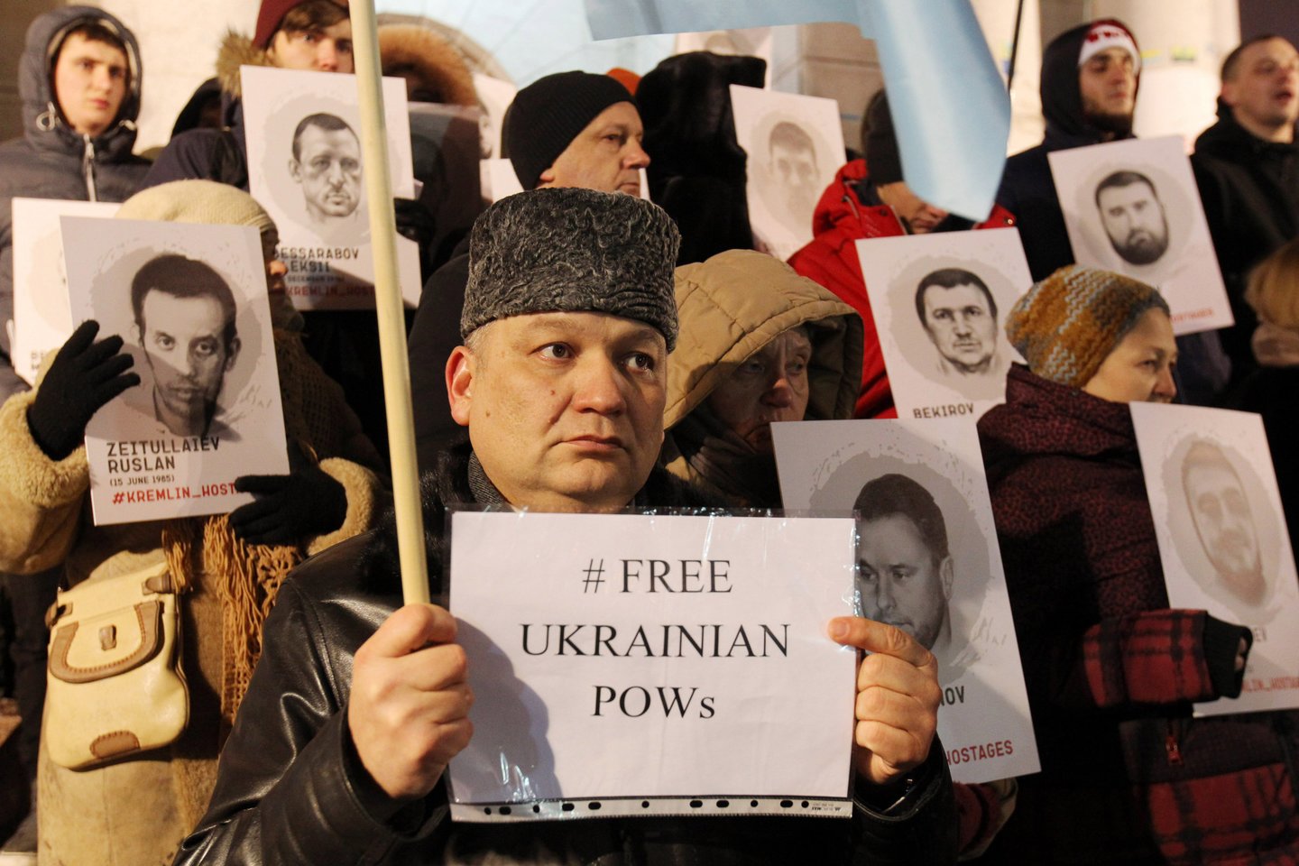  Ukrainiečiai reikalauja paleisti savo tautiečius. <br> Zuma Press/Scanpix nuotr.
