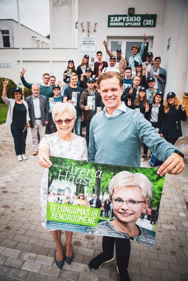 „Nors įvairią atributiką renginių metu nešioja net prezidentė, ministrai, partijų vadovai, tik Malinauskui taip elgtis negalima“, – stebėjosi Druskininkų meras.