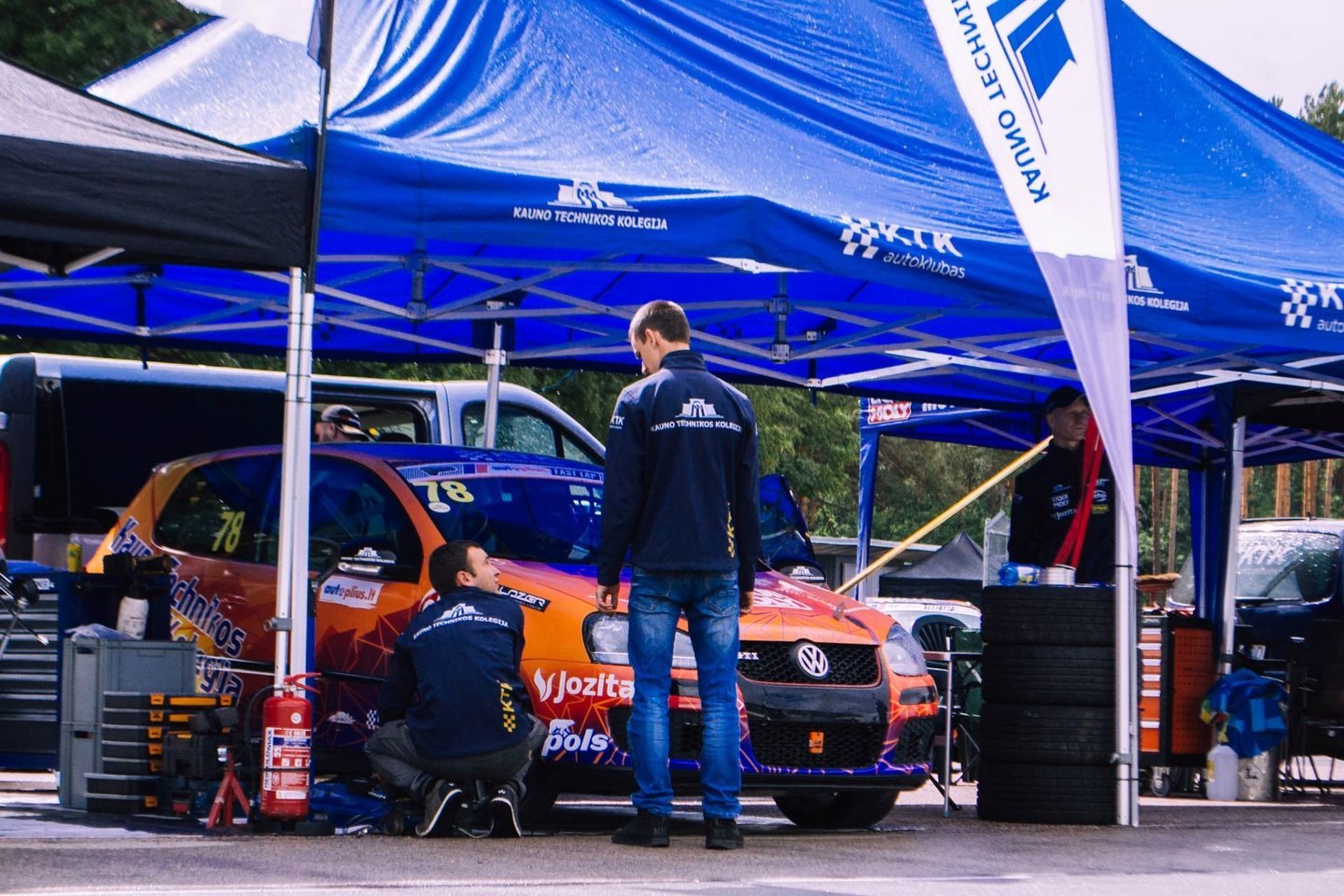  „KTK racing“ komandos vadovas Povilas Bonkevičius automobilių sportu siekia sudominti ir moksleivius.<br> Komandos archyvo nuotr.