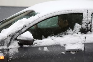 Apsnigtų automobilių vairuotojai neįvertina, kuo rizikuoja