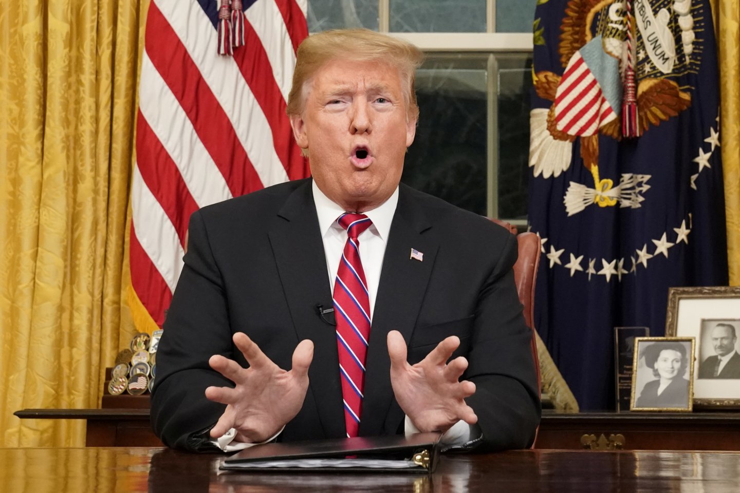 Anksčiau D.Trumpas grasino paskelbti nepaprastąją padėtį pasienyje, kad galėtų apeiti Kongresą ir pastatyti sieną Meksikos pasienyje be jo pritarimo bei gauti lėšų iš kariuomenės.<br> Reuters/Scanpix nuotr.