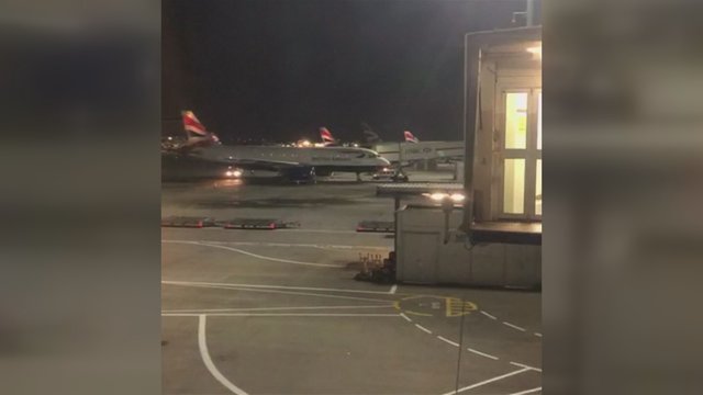 Oro uoste dėl galimo pavojaus atšaukti skrydžiai, lėktuvai negalėjo kilti