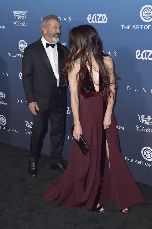  Melas Gibsonas su mylimąja Rosalind Ross.<br> Scanpix nuotr.