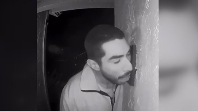 Policija ieško vyro, tris valandas laižiusio durų skambutį
