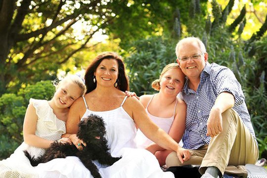 Australijos premjeras oficialioje nuotraukoje liko su dviem kairėmis pėdomis