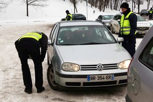 Šaltis ir ledas septyniems kauniečiams buvo nebaisus – važiavo plikomis padangomis
