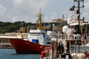 Malta: pasiektas susitarimas dėl gelbėtojų laivuose įstrigusių 49 migrantų išsilaipinimo