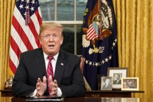 JAV vyriausybės uždarymas tampa ilgiausiu istorijoje, o D. Trumpas ir vėl apsimelavo