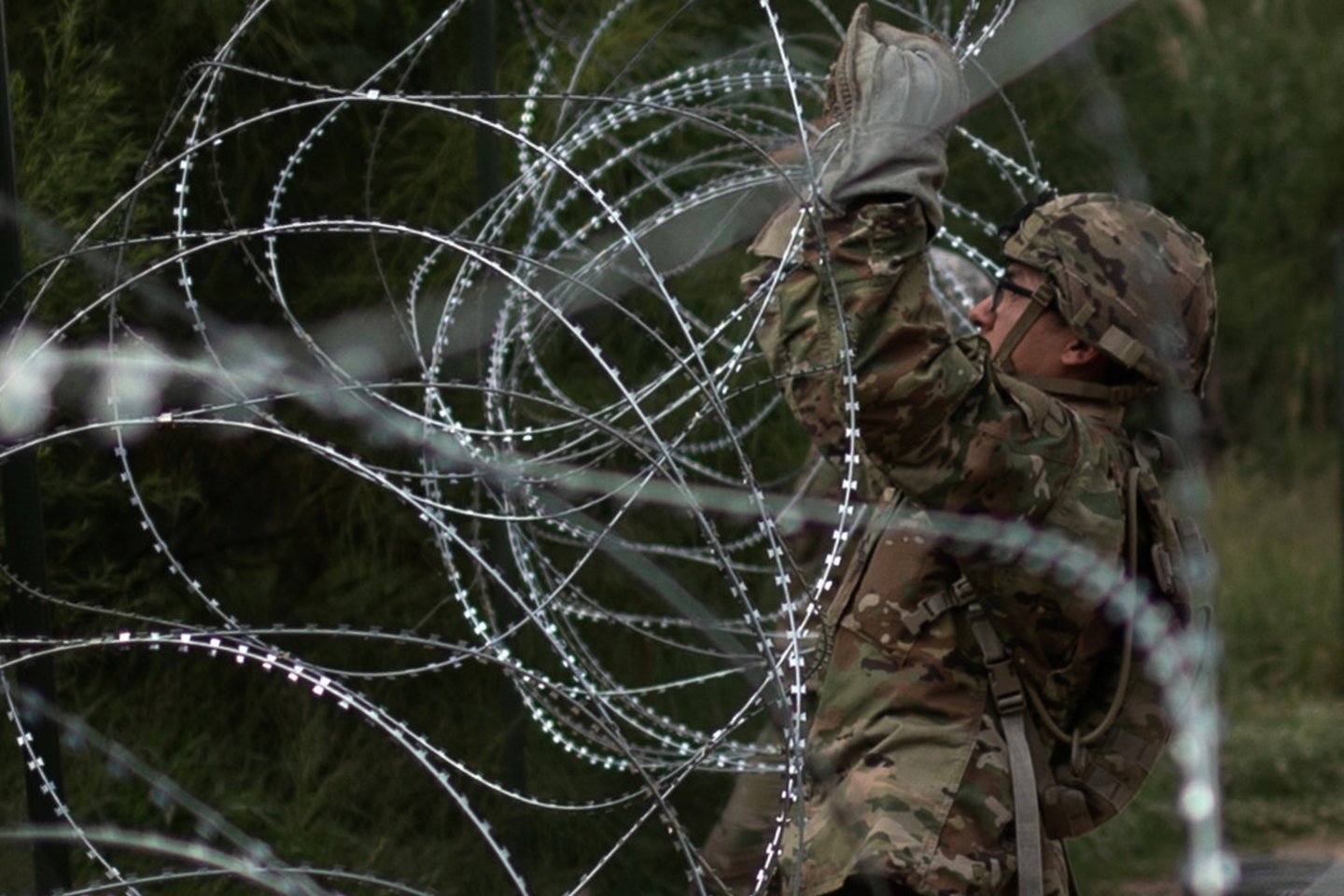 Artėjant migrantų karavanui, JAV prie sienos su Meksika dislokavo tūkstančius karių.<br>Reuters/Scanpix nuotr.
