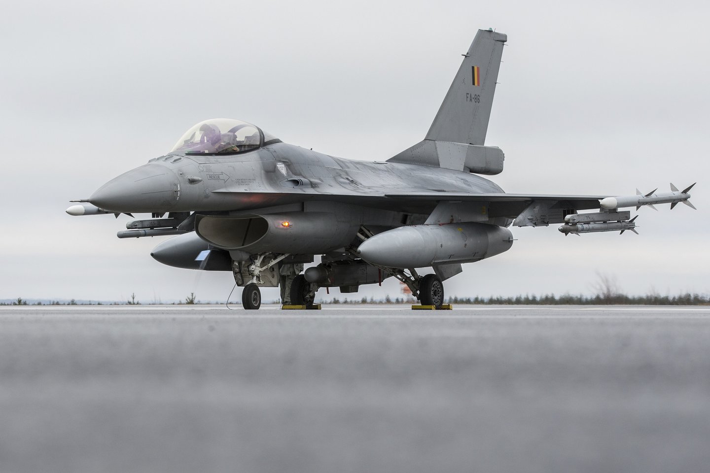 Prancūzijos karinių oro pajėgų naikintuvas „Mirage 2000“ ir du juo pilotai trečiadienį dingo kalnuotame šalies rytiniame regione, pranešė pareigūnai.