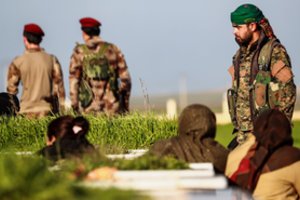 Sirijoje kurdų grupuotė belaisviais paėmė aštuonis džihadistus, įskaitant paauglį iš JAV