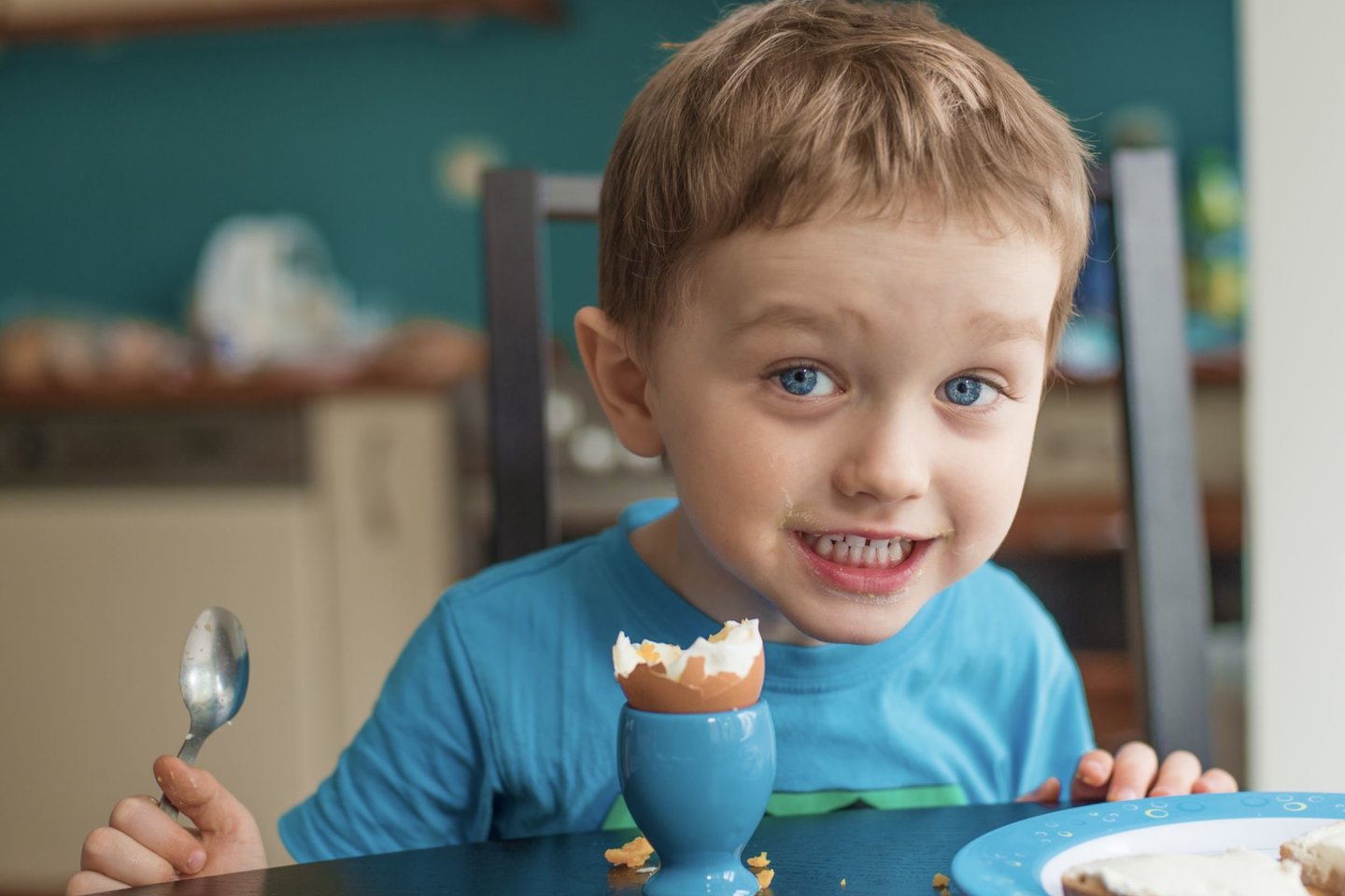 Vaiko pusryčiai turėtų sudaryti 20–25 proc. visos dienos gaunamų kalorijų kiekio.<br> 123rf nuotr.
