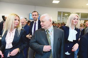 Lenkus ir juokina, ir piktina Centrinio banko prezidento „ypač brangios palydovės“