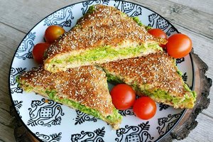 Puikiai savaitgalio pradžiai – kepti sumuštiniai su avokadu ir sūriu 