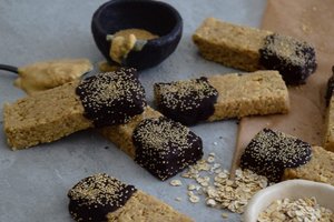 Lengviau nebūna: chalvą primenantys batonėliai vos iš trijų produktų